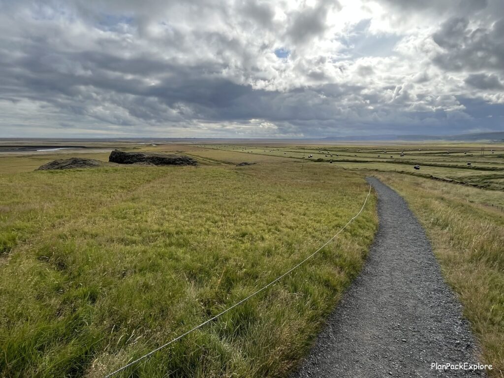 Path to Dverghamrar Cliffs path.