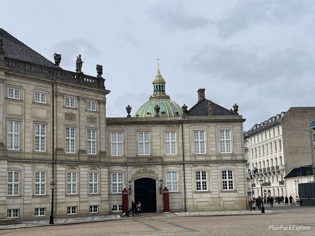 A stone palace in copengahen, denmark. (Amalienborg)
