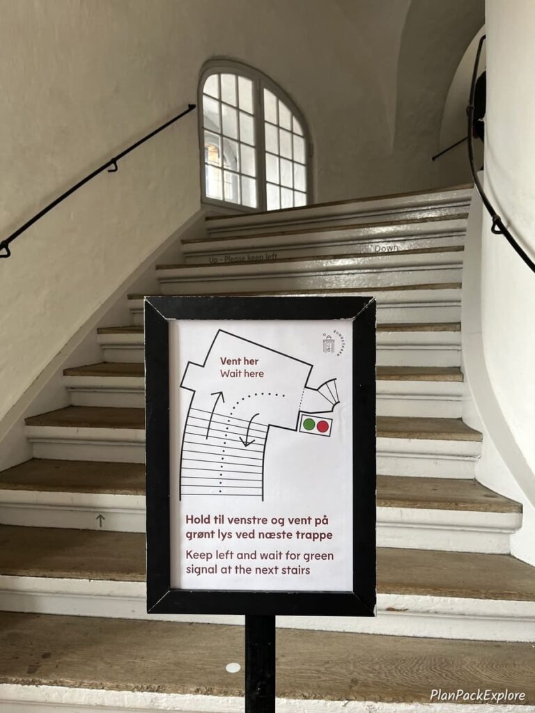 A sign directing visitor traffic up the staircase of the Round Tower in Copenhagen.